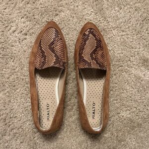 Rialto Women's Tan and Brown Snake Pattern Loafers